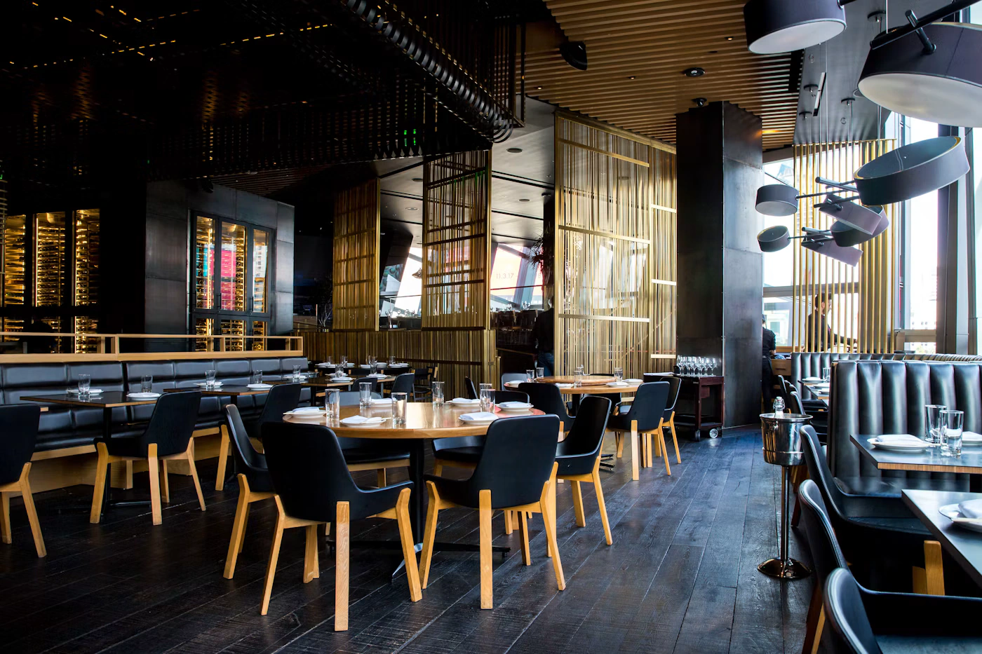 Sala di un ristorante con luci calde e arredi in legno