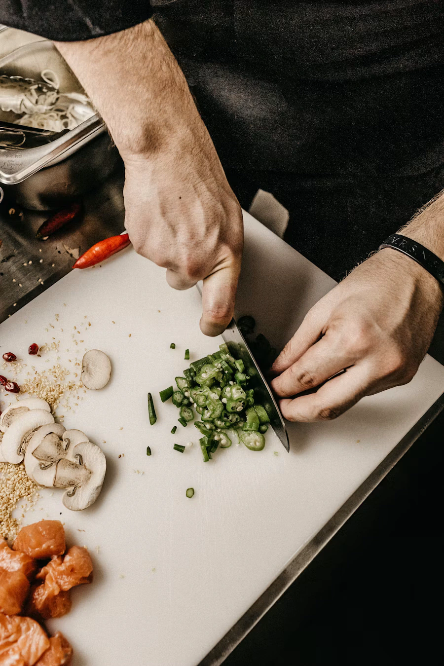 Preparazione di un piatto in cucina